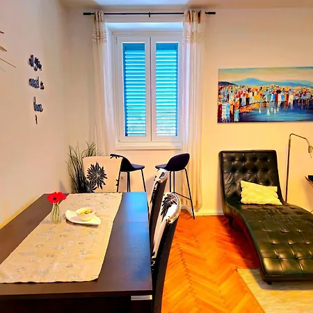 Square View * Σίμπενικ